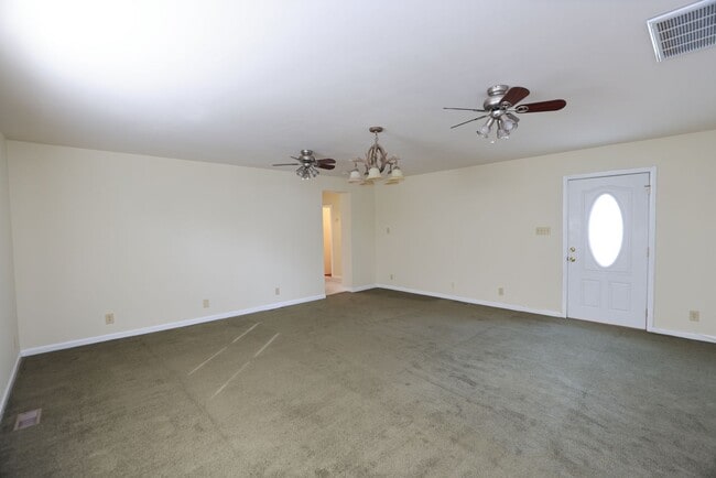 Building Photo - Spacious Brick Rancher in the heart of Tuc...