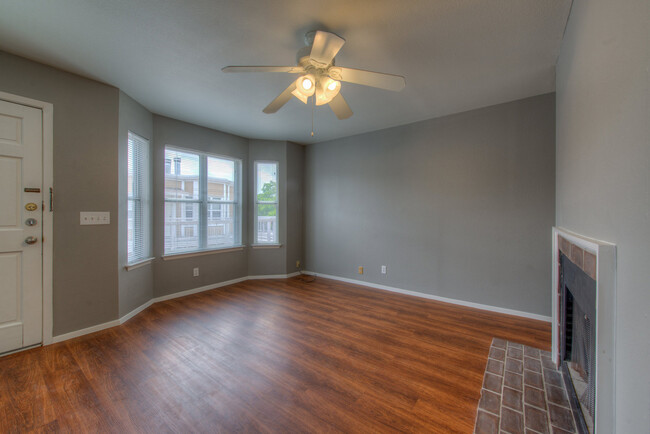 Building Photo - UT PRE LEASE: Updated and Spacious 1 bed 1...