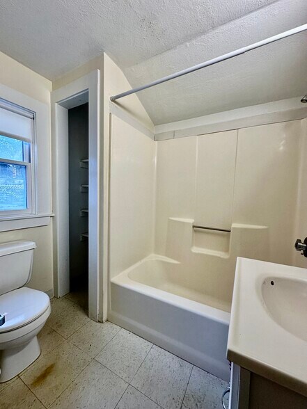 Building Photo - 7 Rifle Ct