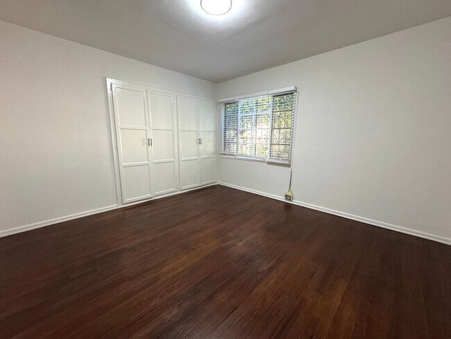 Building Photo - 1 Bed 1 Bath in Hollywood Heights with Par...