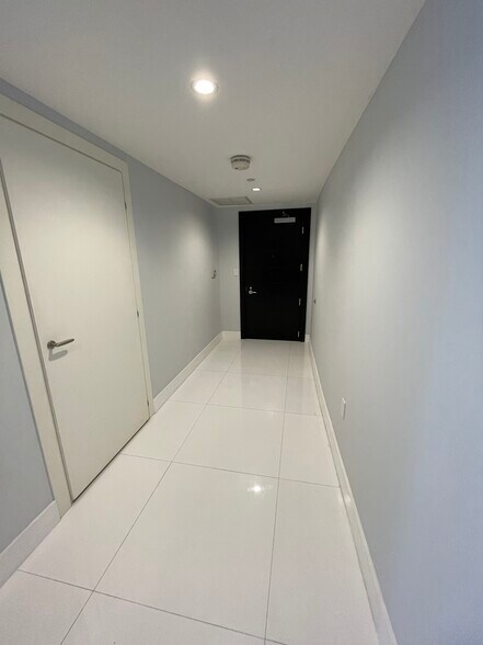 Building Photo - 200 Biscayne Boulevard Way