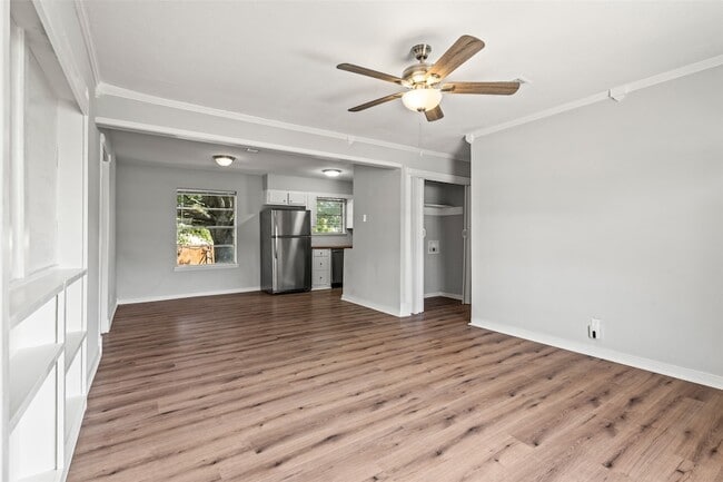 Building Photo - 810 S Western Hls Dr