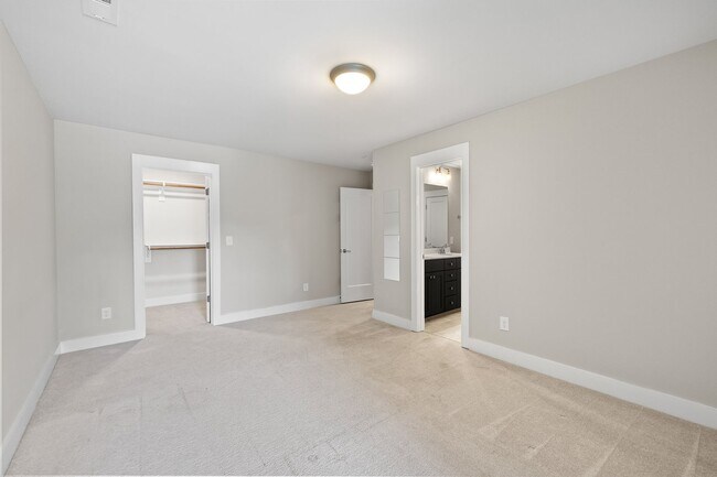 Building Photo - **Luxury 4/4 with Fenced in Yard**