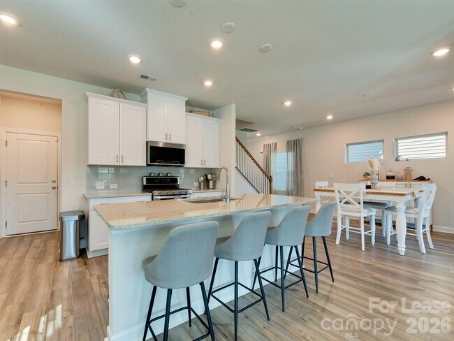 Building Photo - 4009 Woodland View Dr