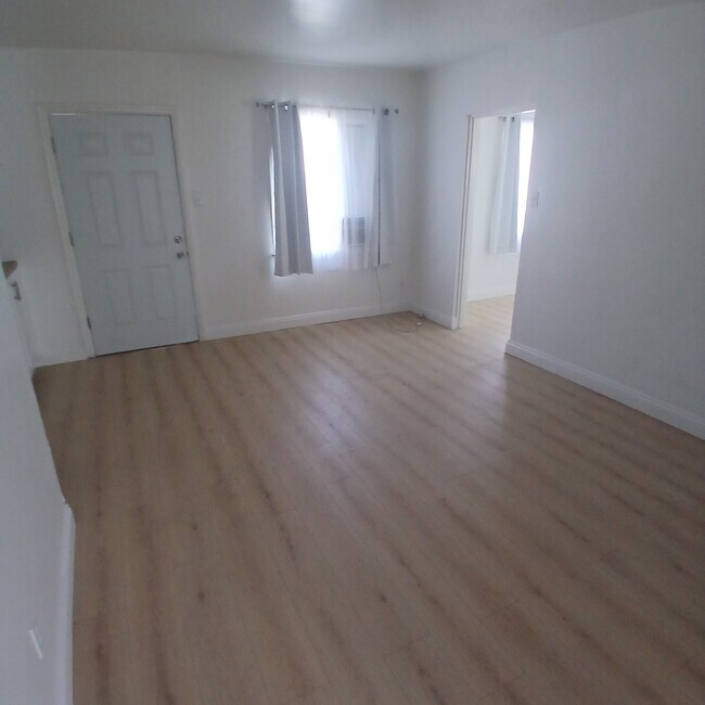 Building Photo - 434 S Del Mar Ave