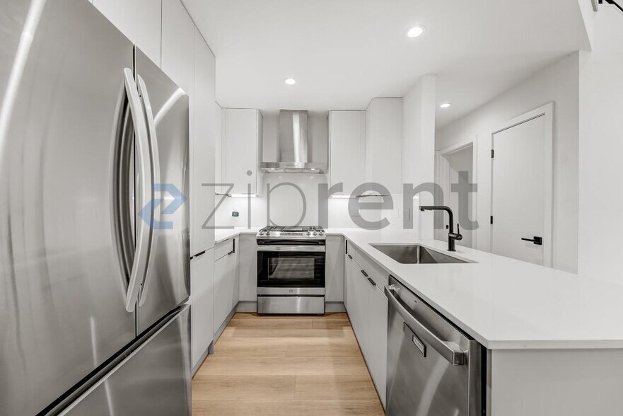 Building Photo - Unit B