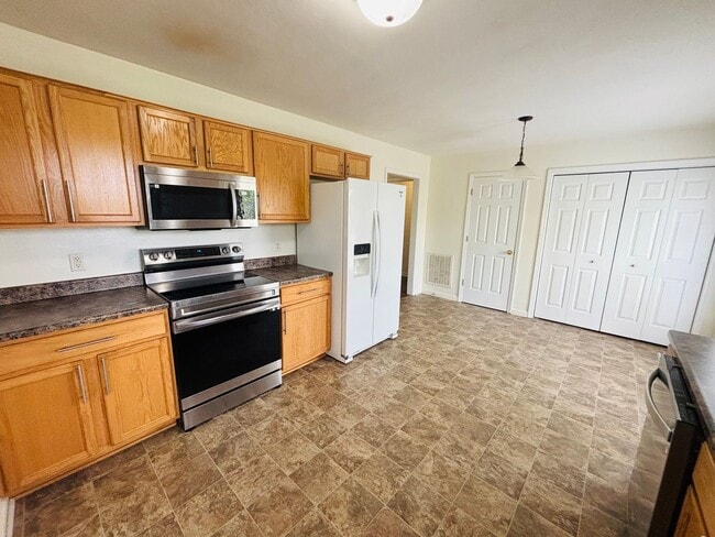 Building Photo - 985 New Village Dr NW