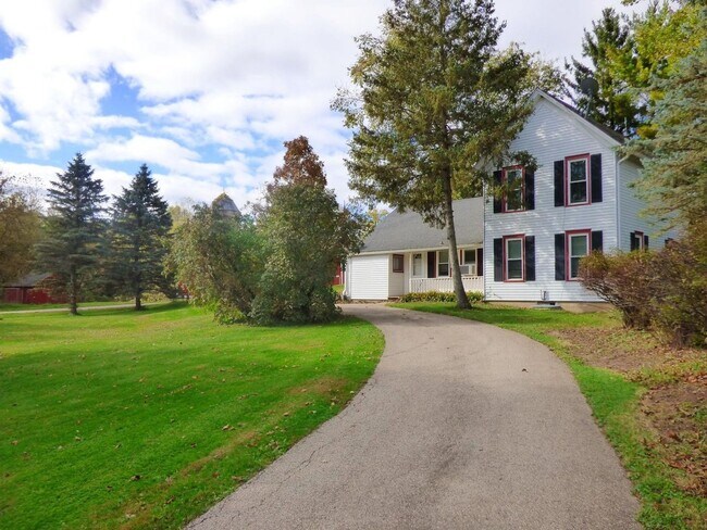 Primary Photo - 3BR 1BA Farmhouse!