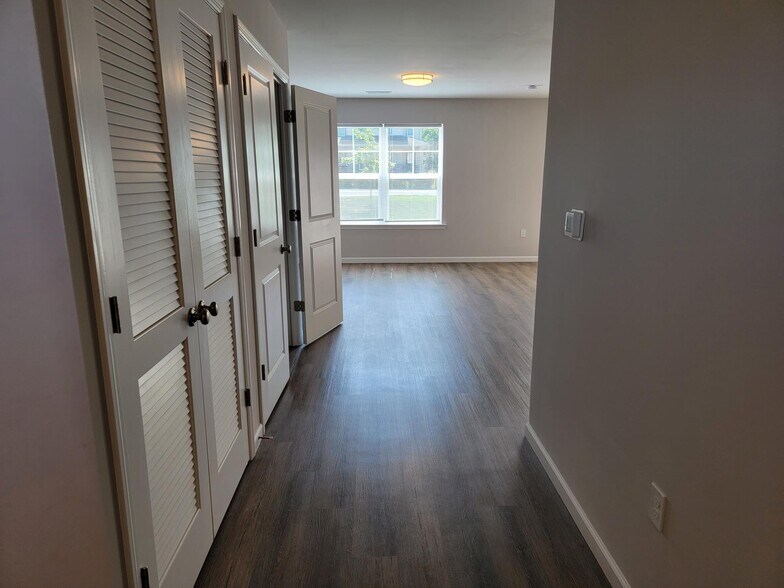 Building Photo - 3 Cobblestone Ct