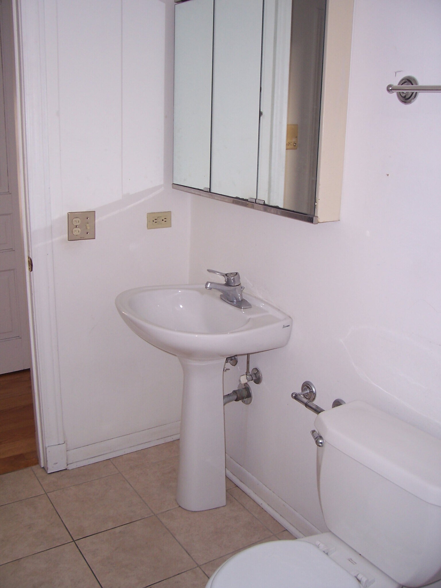 Quality fixtures and lights - 1545 Barry W Ave