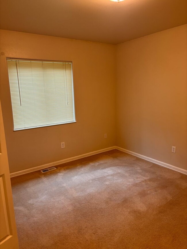 Building Photo - Wonderful East Anchorage 3 Bed Townhome!