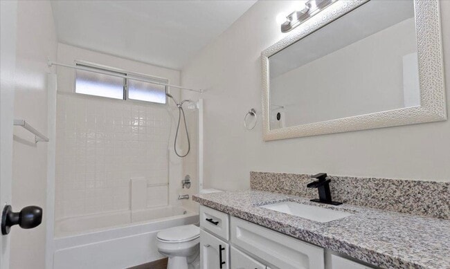 Building Photo - NW-Bakersfield  3 bed/2 bath with pool