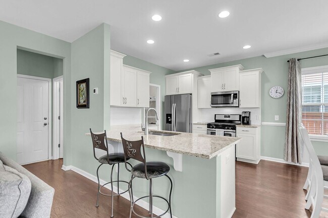 Building Photo - Fully Furnished 3 Bedroom, 2.5 Bathroom Ho...