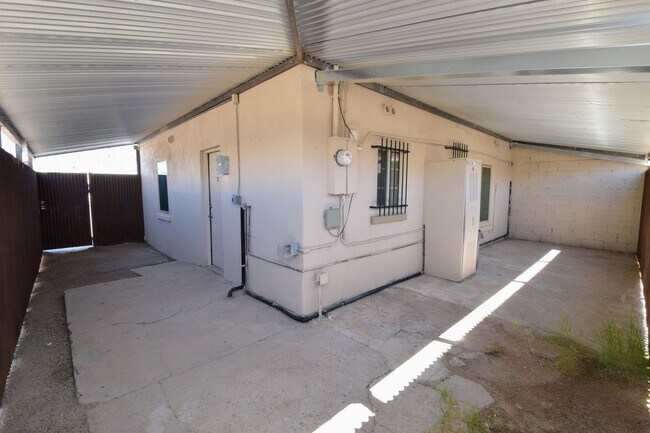 Building Photo - Stand Alone 2 Bed 1 Bath with Private Yard...