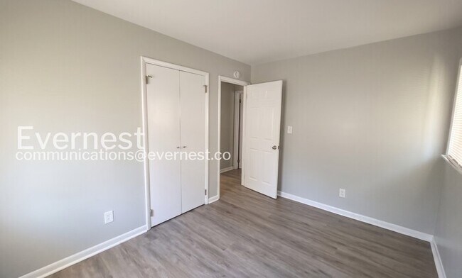 Building Photo - 1935 Lathrop St SE