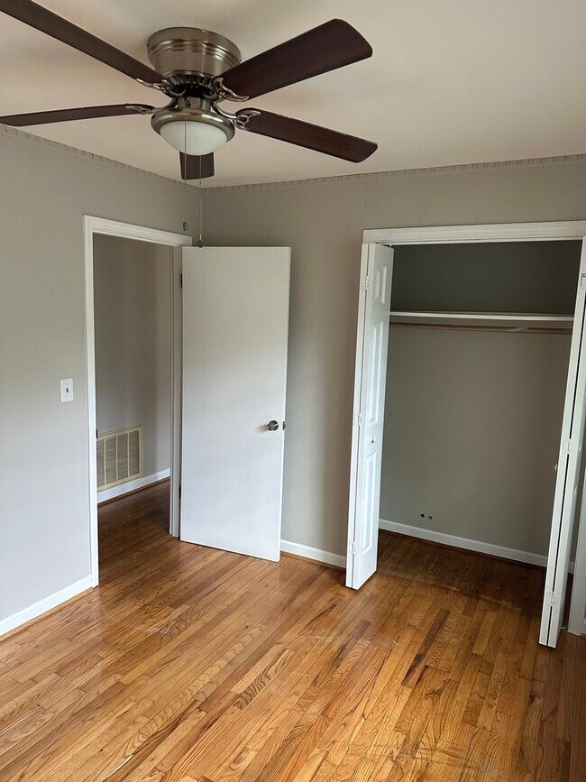 Building Photo - 3 Bed 1.5 Bath 10 Minutes from downtown!