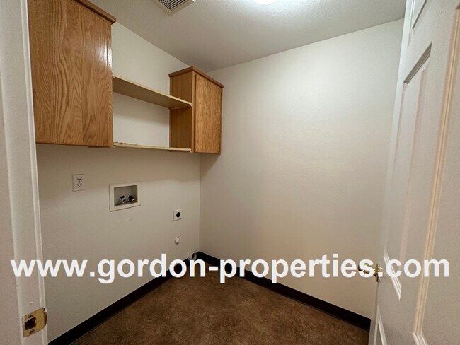 Building Photo - SE 73rd Ave - 3 bedroom townhouse in Mt Sc...