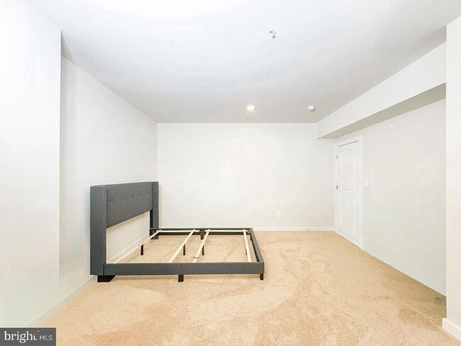 Building Photo - 6717 Glenhurst Dr
