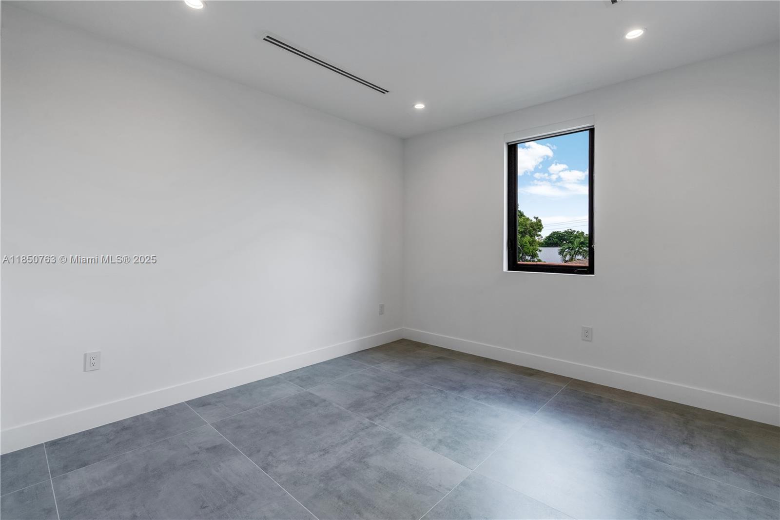 Building Photo - 2840 SW 32nd Ct
