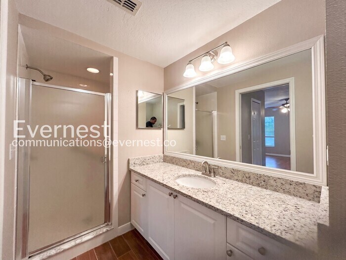 Building Photo - 3435 Village Green Ct