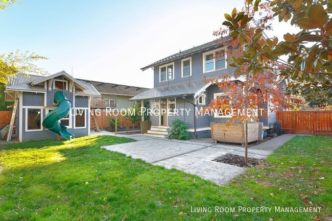 Building Photo - A Rare Sellwood Craftsman Located in the D...