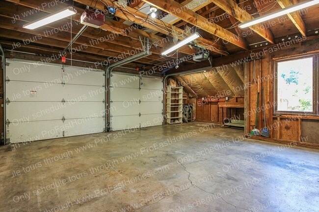Building Photo - 7840 SW West Slope Dr