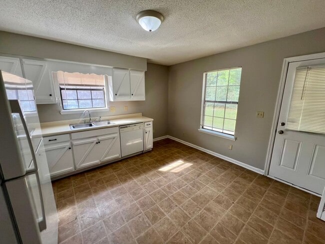 Building Photo - 2 Bed, 1.5 Bath Townhouse with Fireplace in Murfreesboro