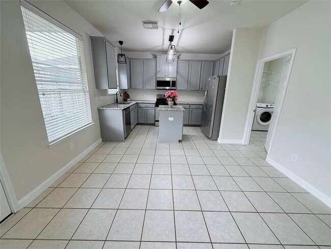 Building Photo - 26430 Richwood Oaks Dr