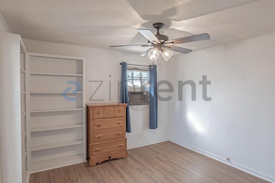 Building Photo - 1418 W Shepherd St