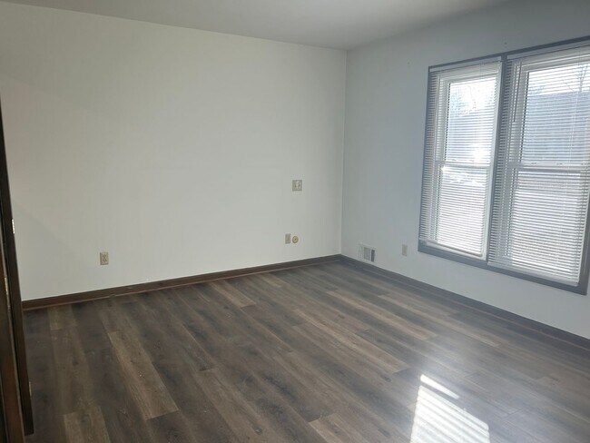 Building Photo - 3 Bed, 3 Bath, 2 Car Garage Duplex in Blue Springs