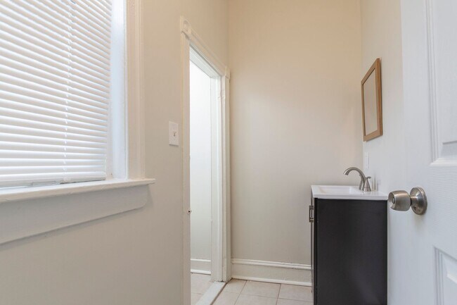 Building Photo - Beautiful 3-Bed/1.5 Bath Home Located in N...