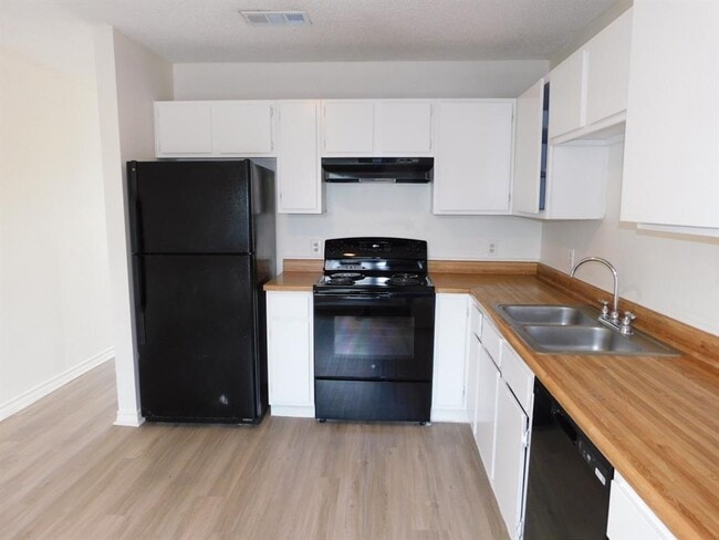 Building Photo - 1002 Southwalk St