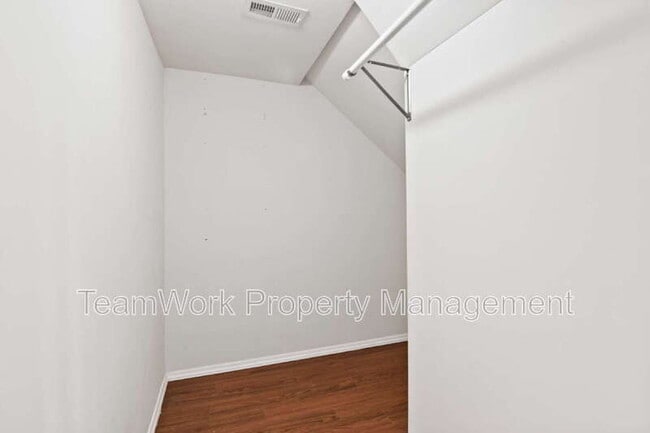 Building Photo - 307 Pimpernel St