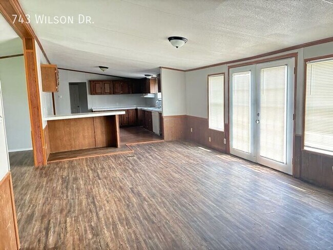 Building Photo - 743 Wilson Dr