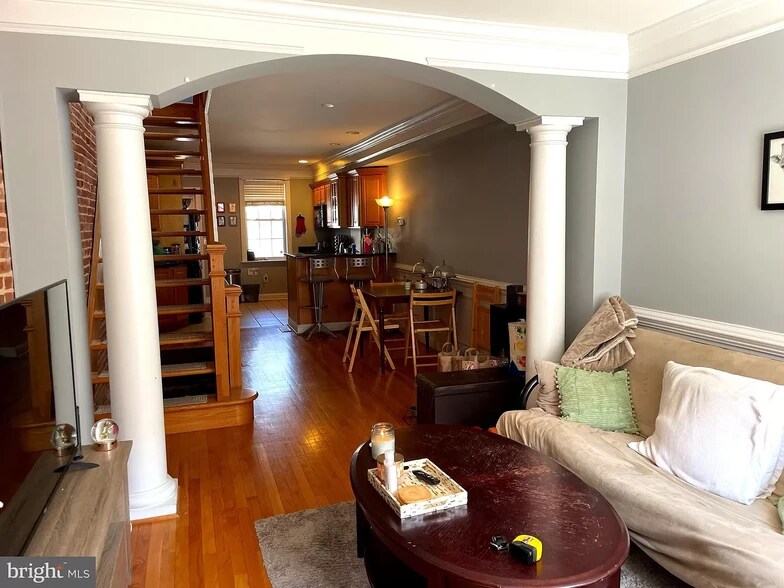 Building Photo - 520 S Curley St