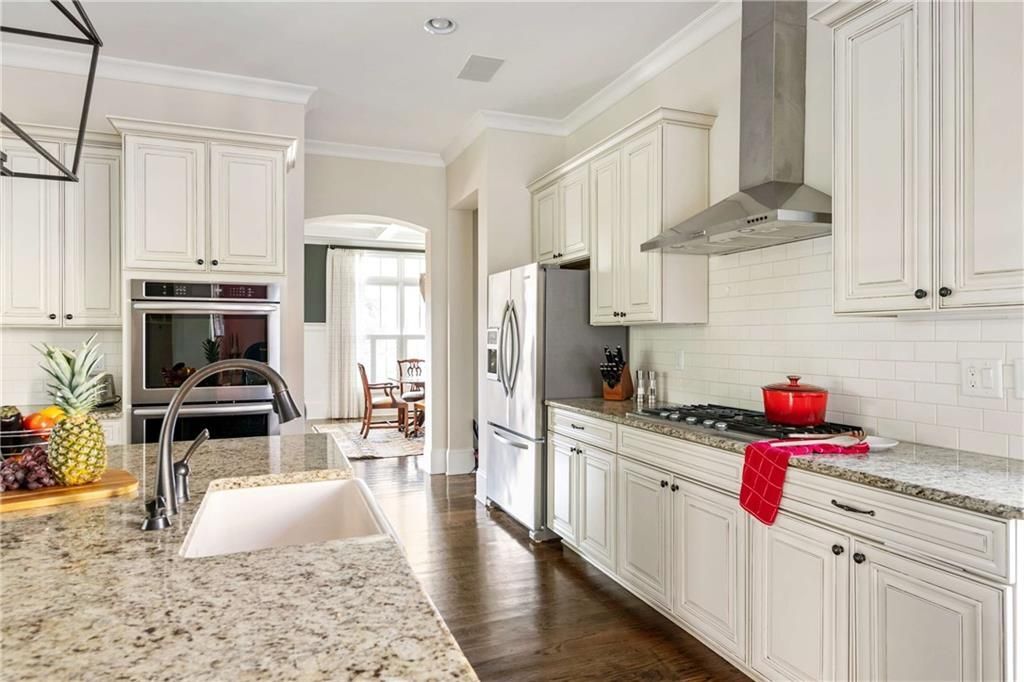 Building Photo - 582 St Charles Ave NE