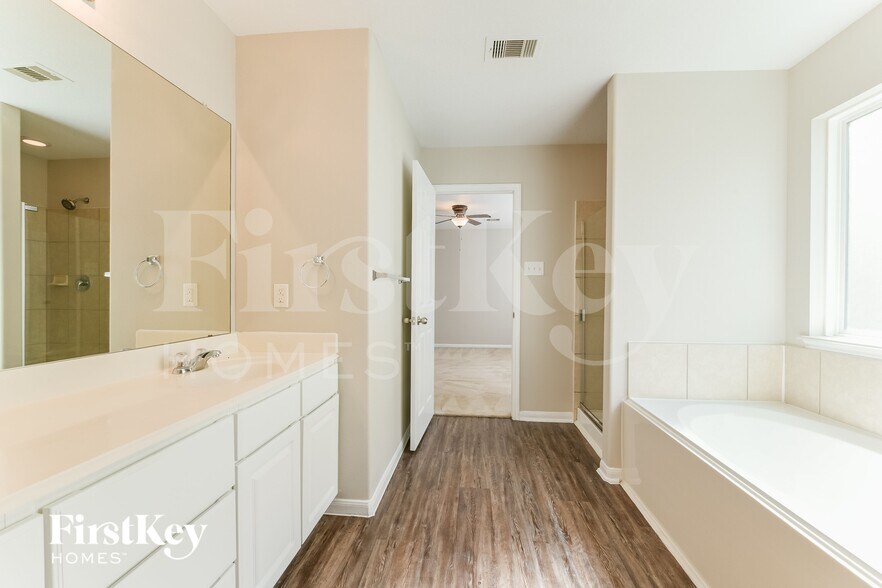 Building Photo - 9909 Hyacinth Way