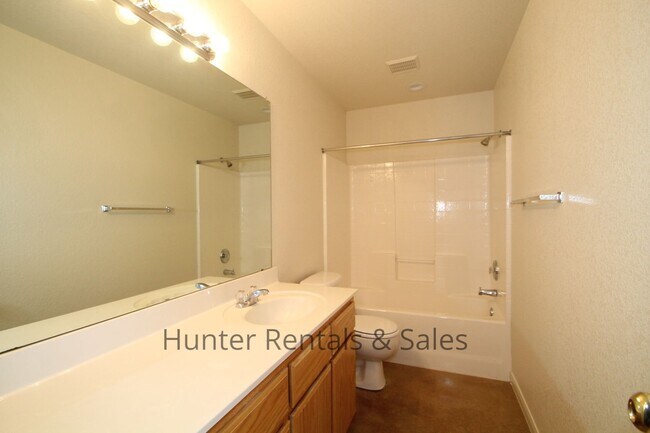 Building Photo - Cove Three-Bedroom!