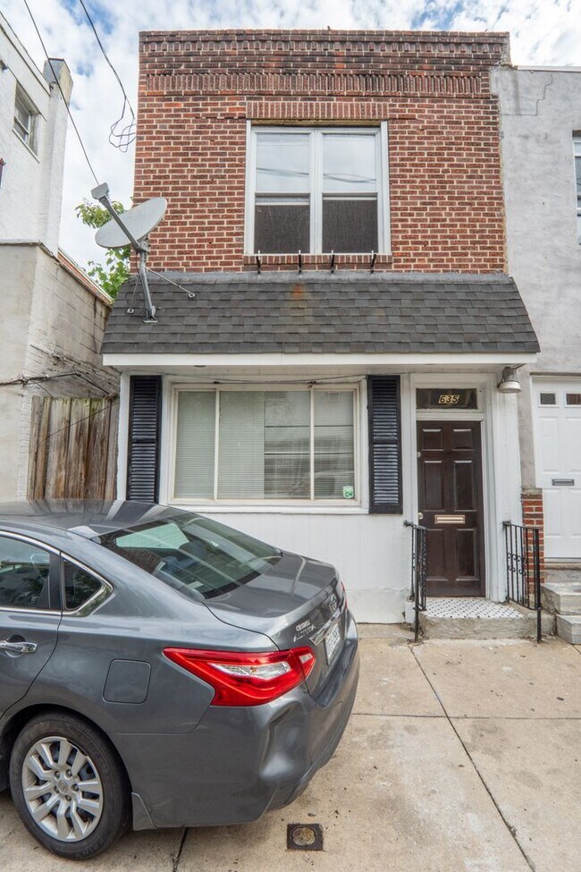 Building Photo - 635 Dudley St