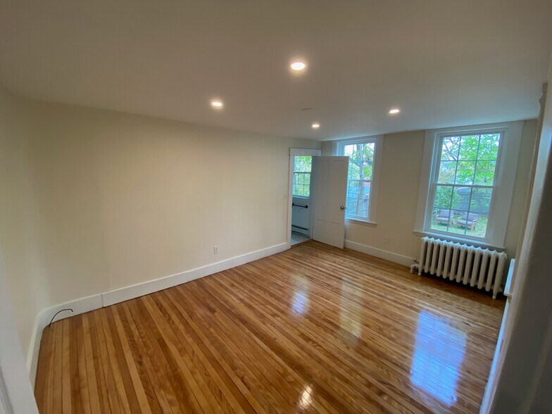 Building Photo - 10 Willow Ct