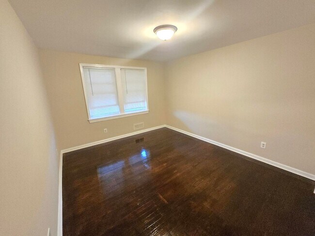 Building Photo - Beautiful 4 Bedroom 2 Bathroom East Baltim...