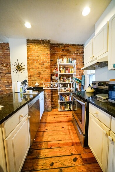 Building Photo - 216 Hemenway St