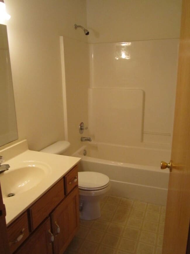 Building Photo - Awesome 2 bedroom duplex that is close everything!