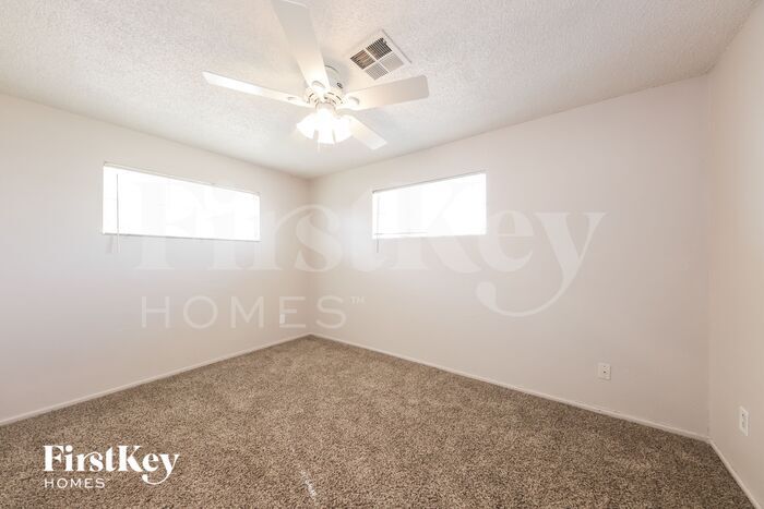 Building Photo - 2118 W Montebello Ave