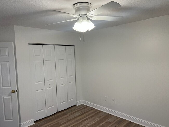 Building Photo - Newly renovated - Close to UF Health Shands, VA and Vet School!