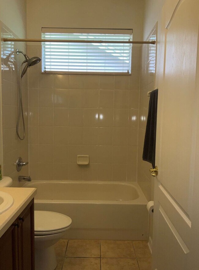 Building Photo - Single family home with 3 bedrooms, 2.5 ba...