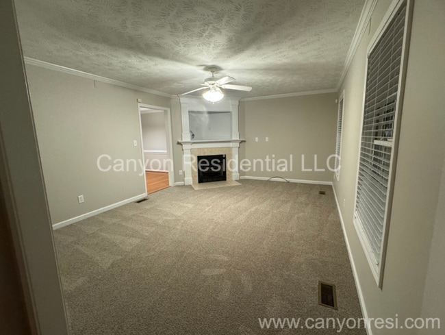 Building Photo - 5635 Thackeray Dr