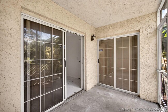 Building Photo - 1628 SE Green Acres Cir