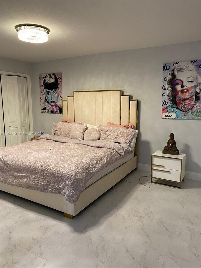 Building Photo - 833 Riverside Dr