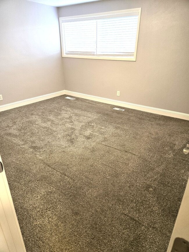 Building Photo - HUGE Bonus room ! Remodeled !  Hardwood Flooring Throughout & New Carpet in Bedrooms, Tile, Grani...